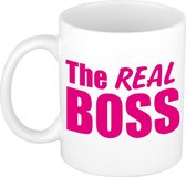 The real boss cadeau koffiemok / theebeker wit met roze blokletters - 300 ml - keramiek - fun tekst beker / cadeaumok
