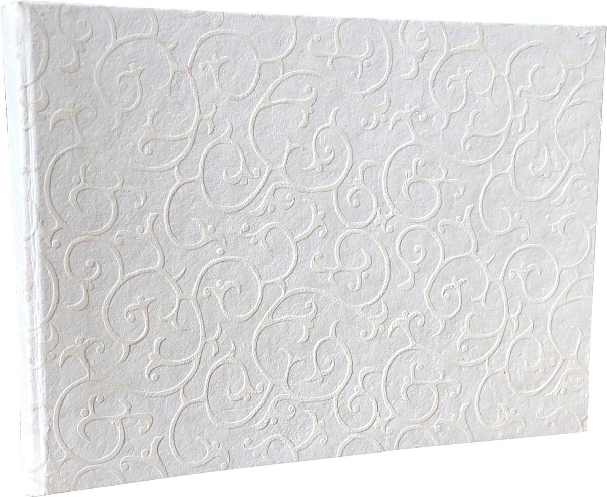 Gastenboek / fotoalbum 18x25cm, met mulberry papier aan de buitenzijde, wit met witte opdruk