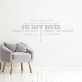 Muursticker In Dit Huis -  Zilver -  80 x 30 cm  -  woonkamer  nederlandse teksten  alle - Muursticker4Sale