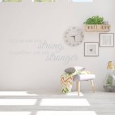 Muurtekst Alone We Are Strong, Together We Are Stronger - Lichtgrijs - 80 x 30 cm - woonkamer engelse teksten bedrijven