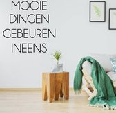 Muursticker Mooie Dingen Gebeuren Ineens -  Geel -  120 x 120 cm  -  nederlandse teksten  woonkamer  slaapkamer  alle - Muursticker4Sale