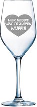 Valentijn Wijnglas gegraveerd met de tekst Hier hebbie wat te zuipen wijffie