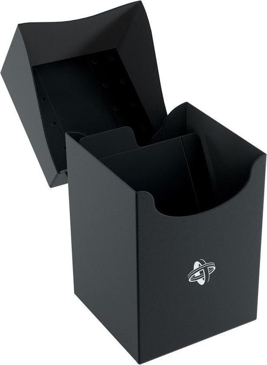Zwarte deckbox, deksel staat open, met een logo aan de voorkant.