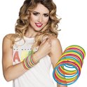 Vrouw met golvend blond haar, draagt een witte tanktop en veelkleurige armbanden om haar rechterpols.
