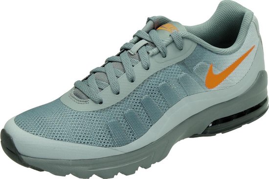 Nike air max invigor in de kleur grijs/oranje.