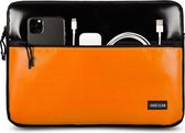 MacBook Air 13 inch hoes met voorvak (van gerecycled materiaal) - Zwart/Oranje laptop sleeve of case voor de MacBook Air 13 inch (2022/2023)