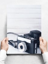 Wandbord: Retro cameratoestel op een houten achtergrond - 30 x 42 cm