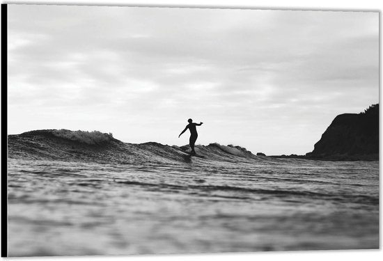 Dibond –Zwart - Wit Golven met Surfer-90x60 Foto op Aluminium (Met ophangsysteem)