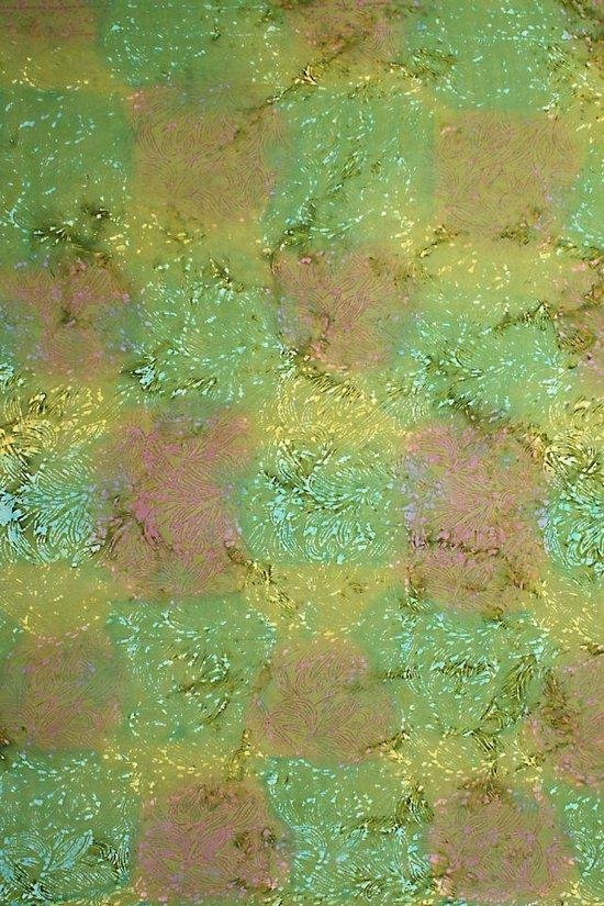 Sarong, pareo, hamamdoek, saunadoek, wikkeldoek lengte 115 cm breedte 165 cm kleuren groen paars geel turquoise creme bloemen versierd met franjes.