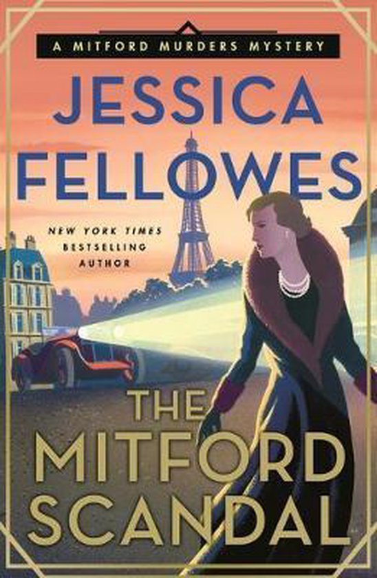 Boekomslag van 'The Mitford Scandal' door Jessica Fellowes. Een vrouw in een donkere jurk met bontkraag staat voor een auto en de Eiffeltoren.