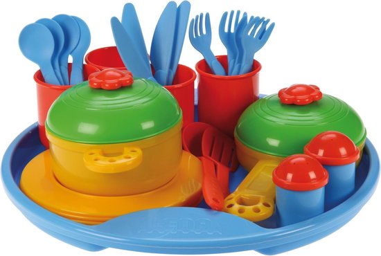 Speelgoedservies met blauw dienblad, groene en gele potjes, rood bestek en blauw bestek.