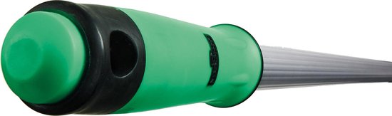 Groen en zwart handvat van een schroevendraaier met een zilveren steel.