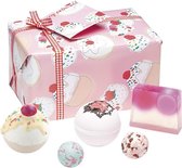 Bomb Cosmetics Cadeau Bad Geschenkset "Cherry Bathe-well" met handgegoten zeep, bath bombs en meer!
