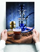 Assiette murale: Tasse de thé avec une pipe à eau espagnole sur un buffet en bois - 30 x 42 cm