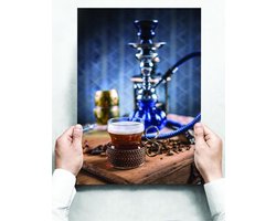 Wandbord: Kopje thee bij een spaanse waterpijp op een houten dressoir - 30 x 42 cm