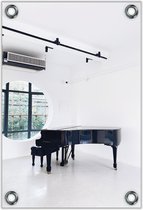 Tuinposter –Piano in Witte Ruimte– 80x120cm Foto op Tuinposter (wanddecoratie voor buiten en binnen)