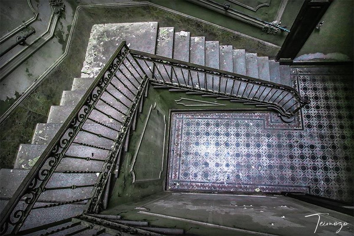 Teimozo | Wanddecoratie | "Scala" | Urbex | Urban exploring | Oud gebouw | Italië | Verlaten | Trappen | Modern | Alu Di-Bond | Metaal | Aluminium | 80 x 60 cm
