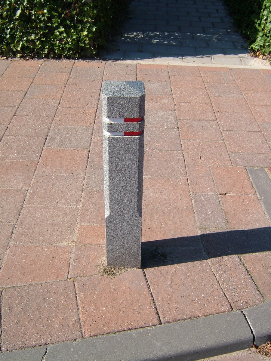 Diamantkoppalen graniet. Anti parkeerpaal. Roadtech. Natuursteen sierpaal. Afzetpaal.