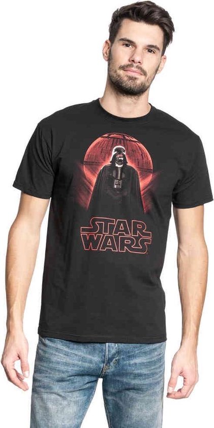 Zwart t-shirt met Darth Vader en rode "Star Wars" opdruk, gedragen door een man met spijkerbroek.