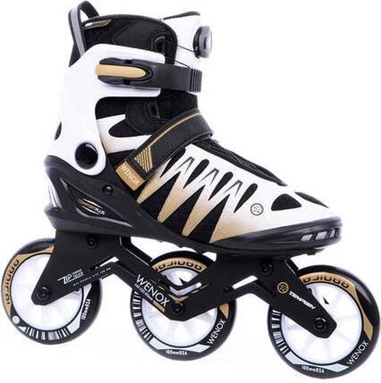 Inline skate met witte, gouden en zwarte accenten. Heeft 3 grote wielen en klittenbandsluiting.