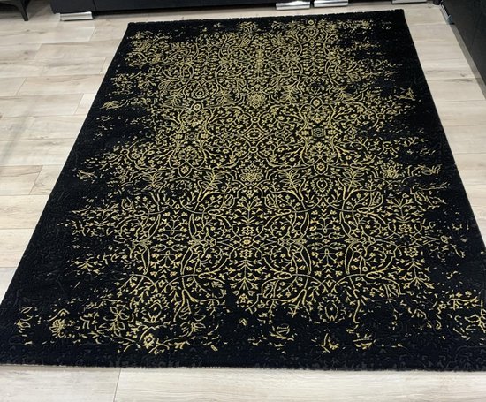 bovenste leveren Bladeren verzamelen boeket Bekend Manoeuvreren tapijt zwart goud Besluit Zwitsers Leia