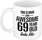 Awesome 69 year cadeau mok / beker 300 ml