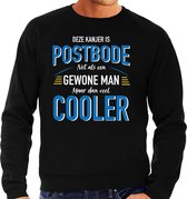 Deze kanjer is Postbode net als een gewone man maar dan veel cooler sweater zwart voor heren - cadeau trui - Vaderdag kado XL