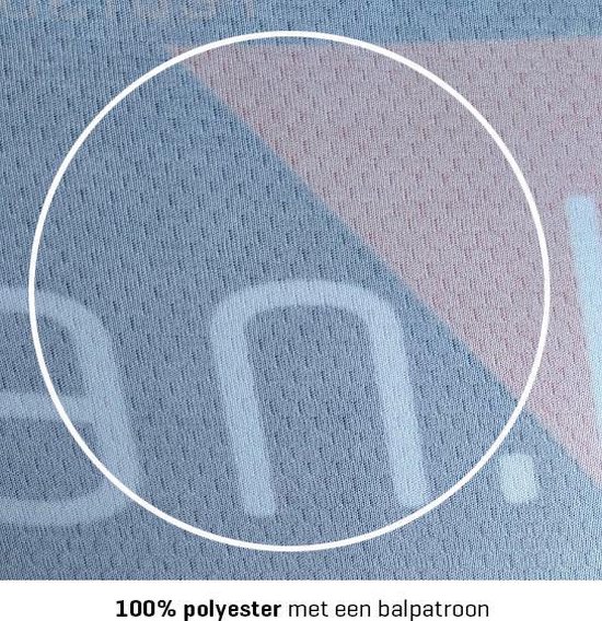 Gedetailleerde close-up van een 100% polyester fietsshirt met balpatroon, blauw en roze patronen.