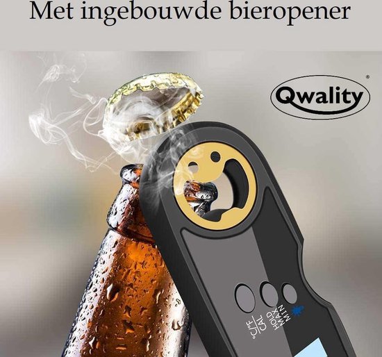 Close-up van een zwarte digitale thermometer met een flessenopener die een bierfles opent, met rookontwikkeling.