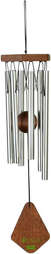 Windgong van zilverkleurig aluminium met 6 gestemde klankbuizen en een houten hartvormige bodem. Een bruine houten bal raakt de buizen.
