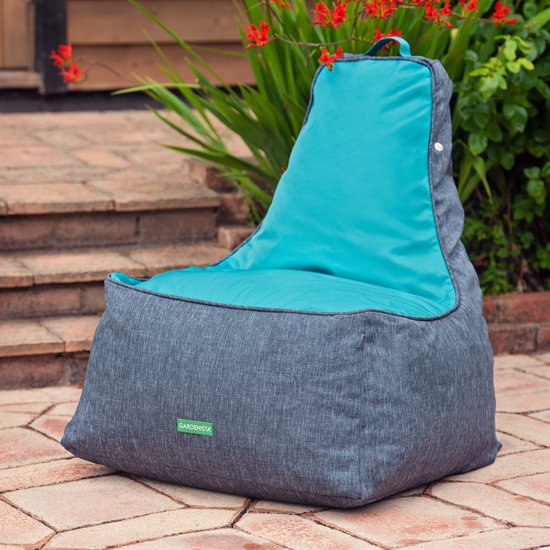 Grijze zitzak met turquoise zitvlak, op een terras.
