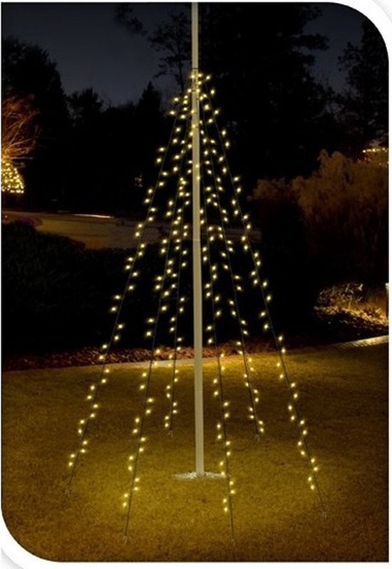 Een verlichte lichtjesboom in een tuin bij nacht, met 360 warmwitte LED's.