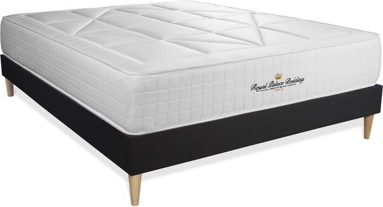 Compleet tweepersoonsbed met witte matras op zwart bedframe met houten pootjes. "Royal Palace Bedding" logo op matras.