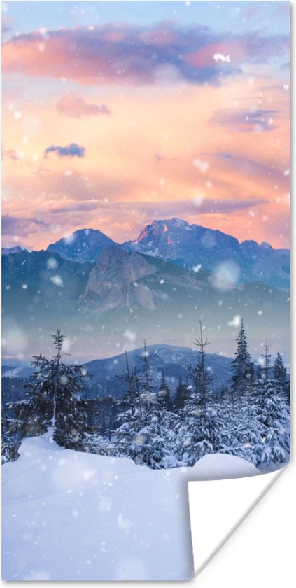 Poster Sneeuw - Lucht - Bos - Winter - 20x40 cm - Kerstmis Decoratie - Kerstversiering - Kerstdecoratie Woonkamer - Kerstversiering - Kerstdecoratie voor binnen - Kerstmis