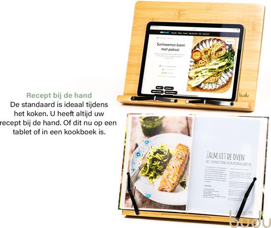 Houten boekenstandaard van bamboe, met een tablet en een kookboek.