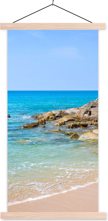 Affiche textile avec plage tropicale, rochers et mer turquoise sous un ciel bleu. Lattes de bois.