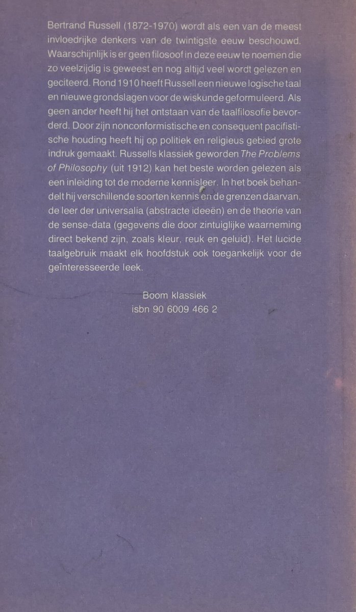 Achterkant van het boek 'Problemen der filosofie' door Bertrand Russell, met tekst over de auteur en het boek.