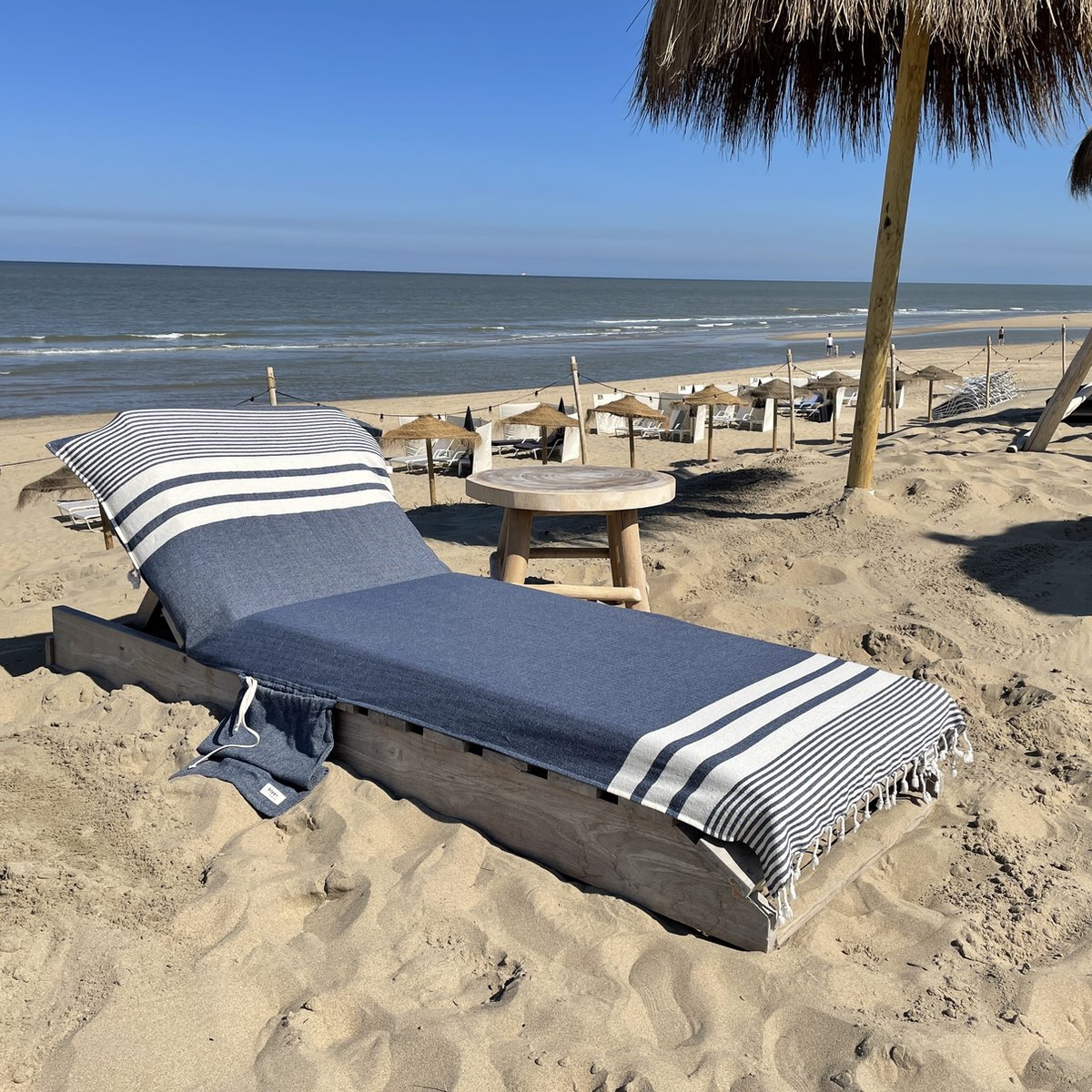 hipps Loungie Travel beachbedcover navy – strandlaken voor ligbed – lichtgewicht hamamdoek – met omslag en afsluitbaar zijvak – 210x90 cm – sneldrogend katoen