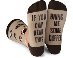 Malinsi® Grappige Sokken Koffie - Bring me some Coffee - Leuke AntiSlip Huissokken Dames & Heren - Gekke Cadeaus - Cadeautjes Volwassenen - Funny Socks - Vrolijke Slofsokken met Tekst - Cadeau voor Mannen & Vrouwen - Moederdag Geschenk Giftset