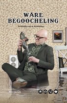 Man met bril bekijkt een kleurrijke, versierde schoen boven een met water gevuld interieur met retro radio.