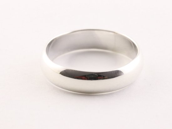 Fijne gladde zilveren ring - 6 mm. - maat 22