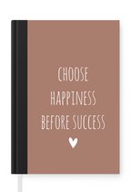 Notitieboek - Schrijfboek - Engelse quote "Choose happiness before succes" met een hartje op een bruine achtergrond - Notitieboekje klein - A5 formaat - Schrijfblok