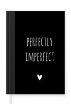 Notitieboek - Schrijfboek - Engelse quote "Perfectly imperfect" met een hartje op een zwarte achtergrond - Notitieboekje klein - A5 formaat - Schrijfblok