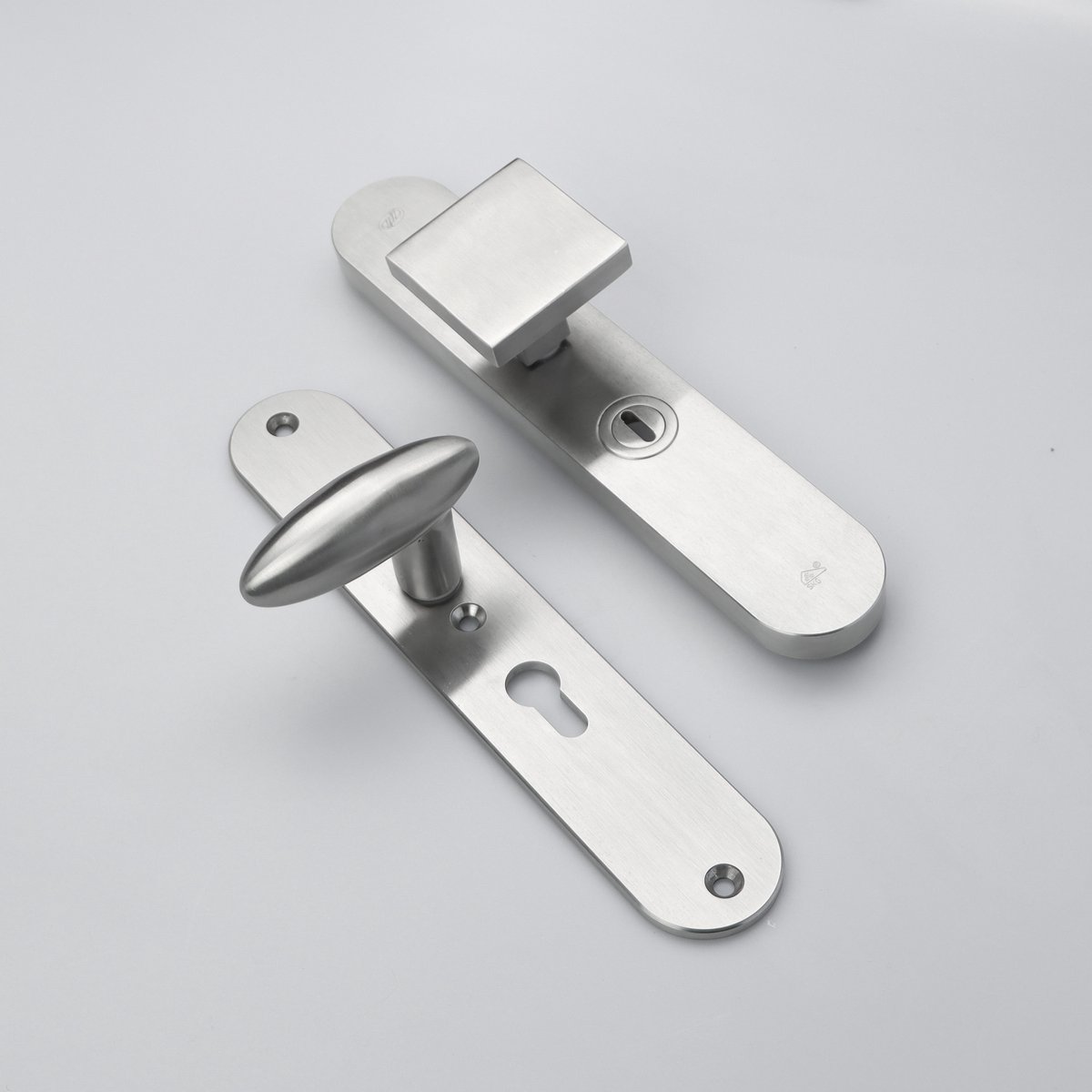 MASSIEF RVS Tzunali Deurbeslag. Model MINHO SKG*** BREED T=15/5 VKTB (kerntrek) PC55 BUITEN KNOP OVIDIO; BINNEN KRUK VIGO
