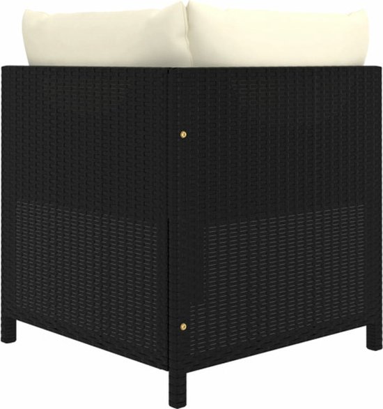 Élément d'angle noir avec coussin crème et un cadre en polyrotin tressé.
