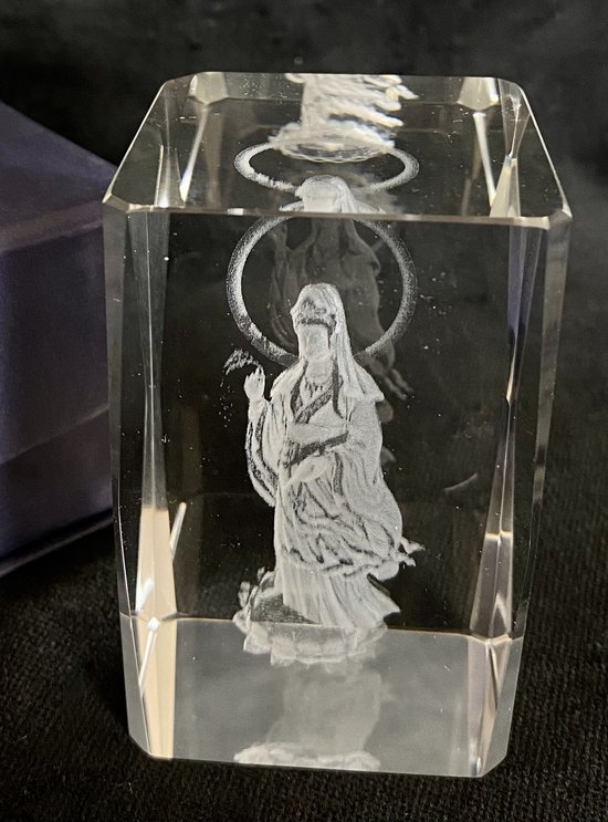 Kristal glas laserblok met 3D afbeelding van Kwan Yin, ook wel Quan Yin ,Guanyin of Kannon Quan Yin, 5x8cm