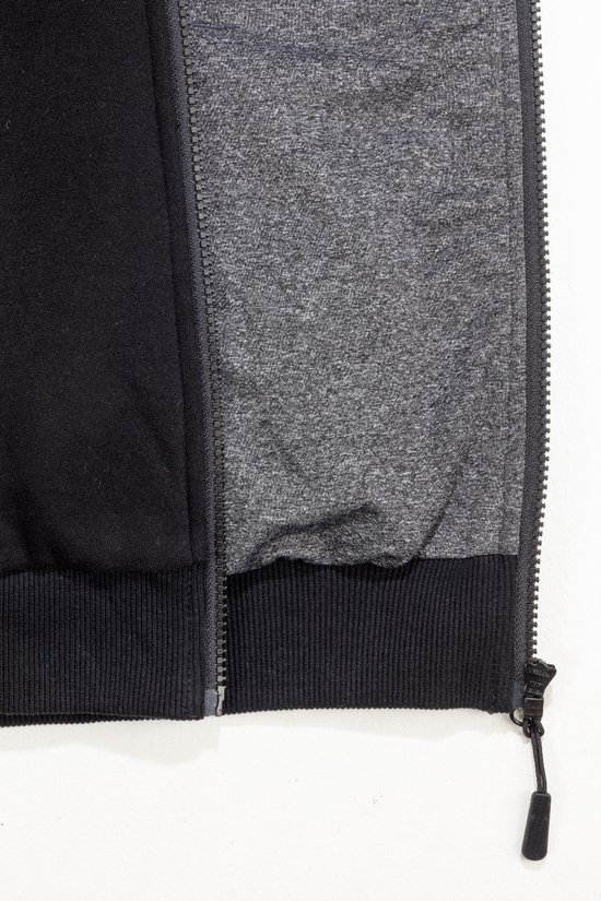 Detail van de opening van een zwarte hoodie met rits en grijsgevoerde capuchon.