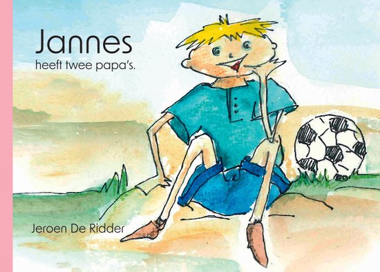 Jannes zit op een heuvel, een voetbal naast hem. Hij draagt een blauw shirt en een blauwe korte broek.