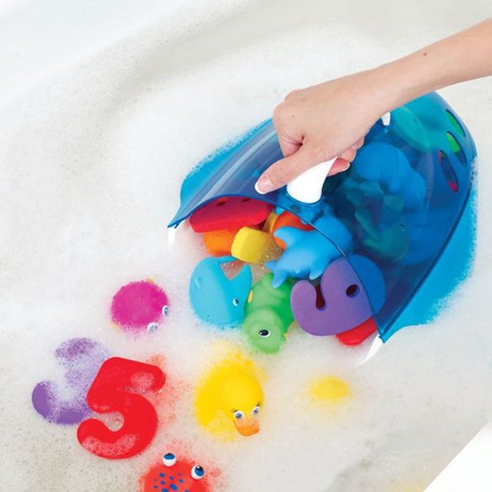Blauwe badspeelgoed organizer wordt gekanteld in een bad met bubbels, waardoor kleurrijk speelgoed uit de opening valt.