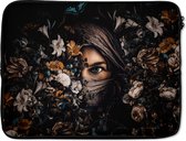 Laptophoes 17 inch - Vrouw - Luxe - Bloemen - Vlinder - Portret - Laptop sleeve - Binnenmaat 42,5x30 cm - Zwarte achterkant